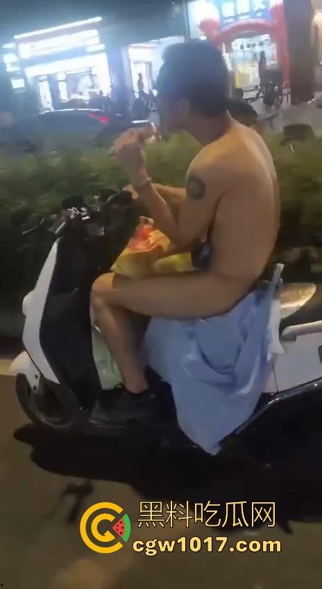 这难道又是主人的新任务吗？男子全身赤裸淡定开电瓶，横穿闹市区丝毫不慌，不是哥真这么猛啊！  第4张