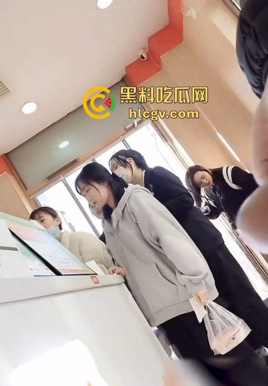 重口慎入！马鞍山露屌狂魔震惊全场，街射战神药店、奶茶店、饭馆轮番表演甩屌，小姐姐都吓傻了！  第8张