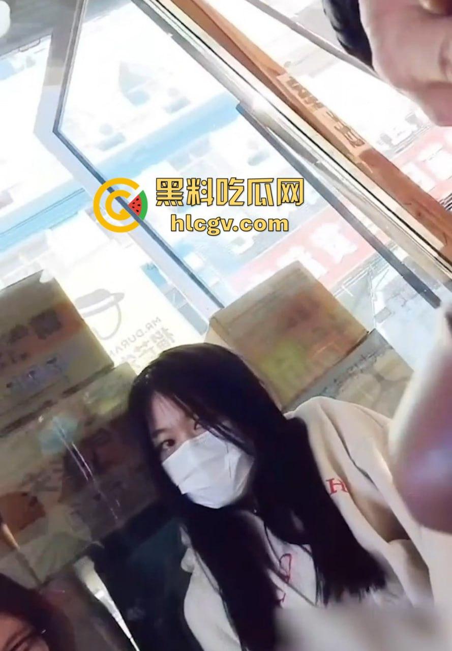 重口慎入！马鞍山露屌狂魔震惊全场，街射战神药店、奶茶店、饭馆轮番表演甩屌，小姐姐都吓傻了！  第9张