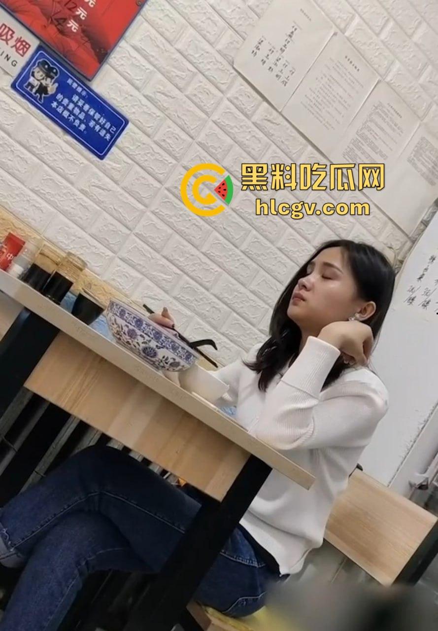 重口慎入！马鞍山露屌狂魔震惊全场，街射战神药店、奶茶店、饭馆轮番表演甩屌，小姐姐都吓傻了！  第11张