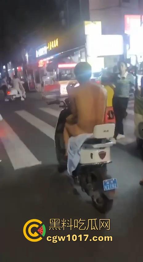 这难道又是主人的新任务吗？男子全身赤裸淡定开电瓶，横穿闹市区丝毫不慌，不是哥真这么猛啊！  第8张