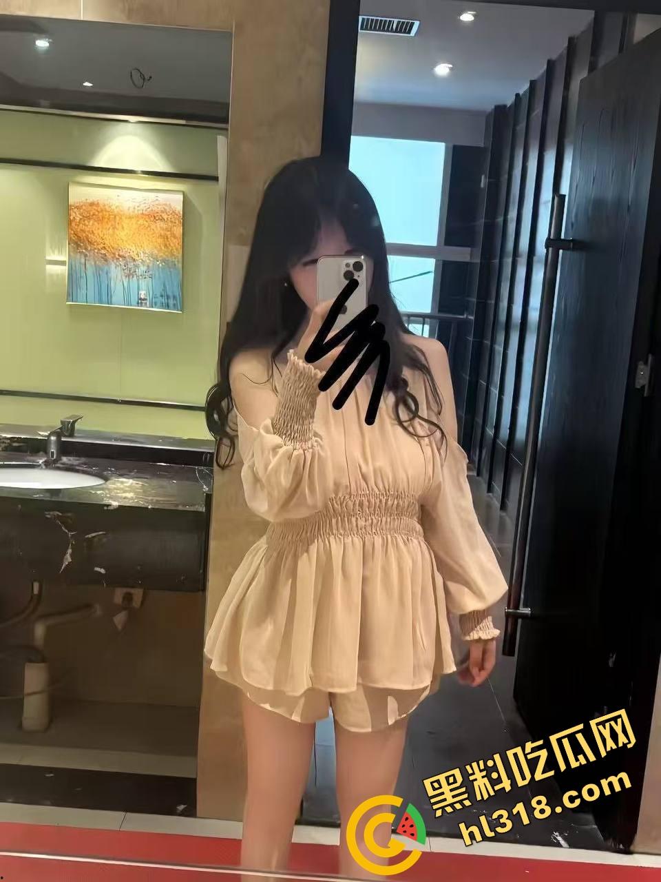 舔狗舔逼舔出大海，妹子正安静看书，下面一只舔狗正忙着库库舔逼，咸骚的味道都快飘出阅览室了！  第6张