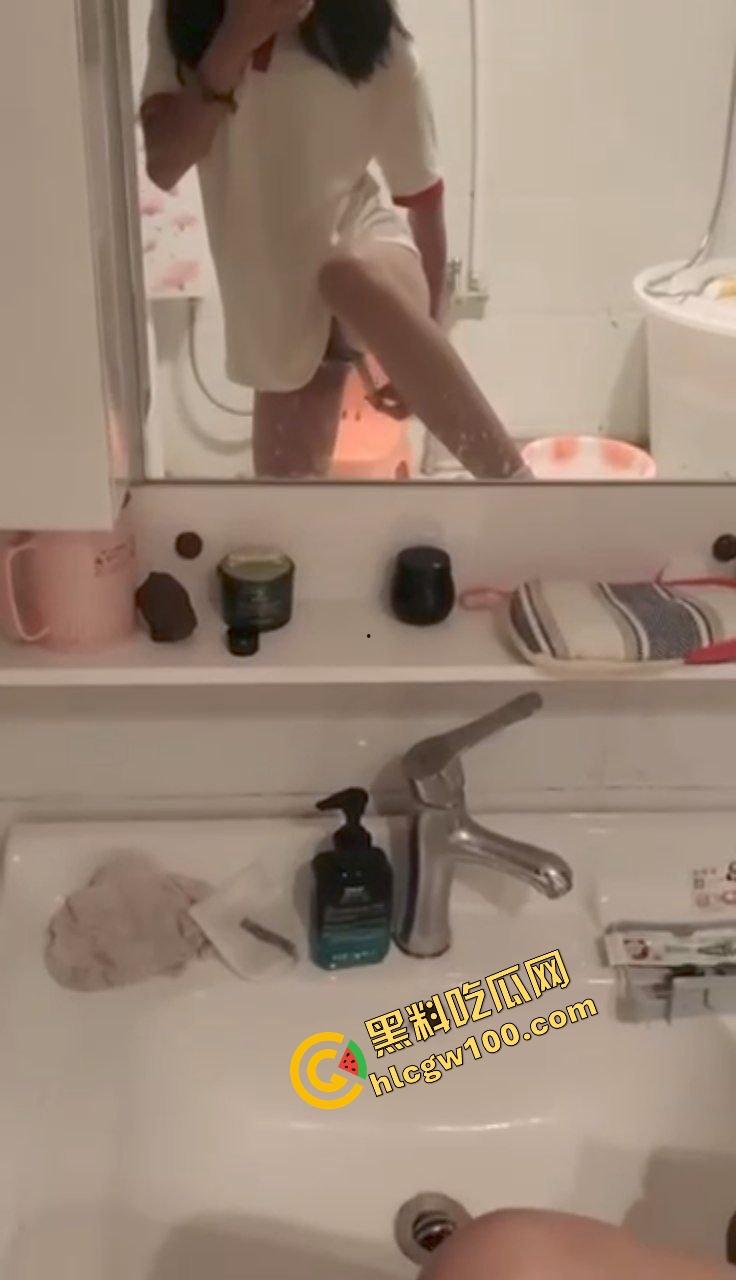 苏州经贸职业反差女大骚鸡【刘静语】本色出演发骚用牙刷自慰，露奶露逼淫荡至极！独家曝光流出！  第9张