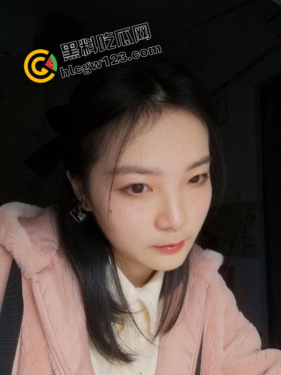 山东烟台貌美娇妻『陈媛媛』床上舔蛋口交拼命勾引，待到山花烂漫时，她在被操中笑！  第1张