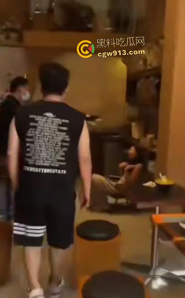 启东二喜甜品店老板娘【王文娟】，33岁沉迷18岁小鲜肉！婚内出轨被抓现行，欲杀女儿独吞小三！  第4张