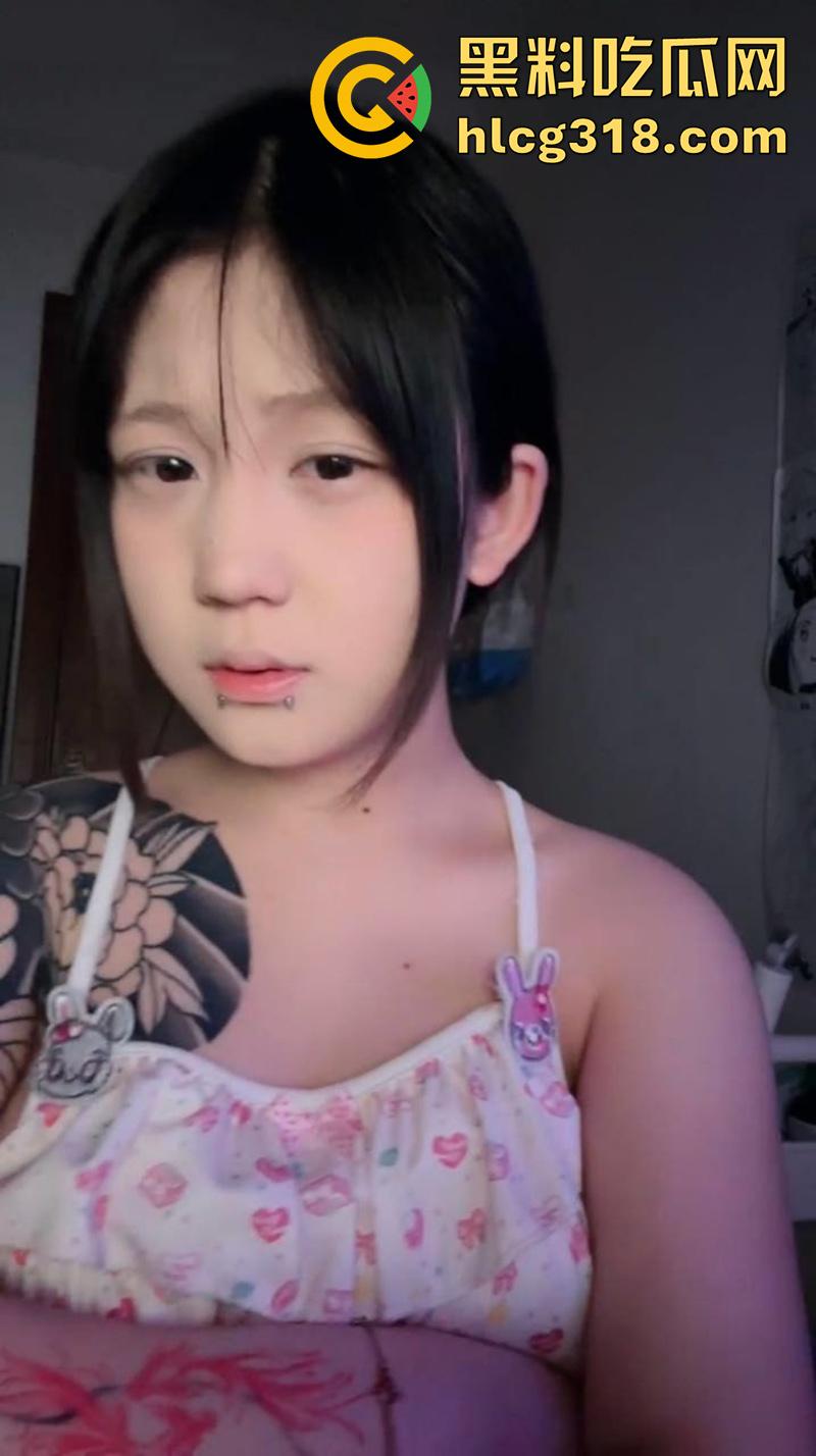 山东临沂巨乳精神小妹【刘鑫鑫】，大奶粉头肥臀母狗，为赚钱下海裸聊发骚，直播录屏视频流出  第1张