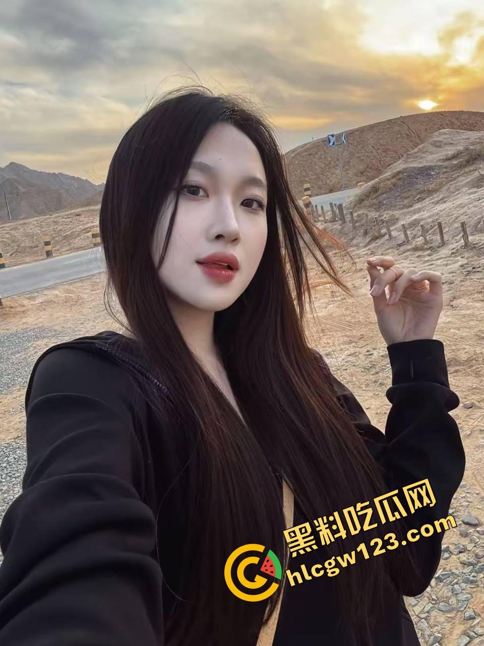 这游泳姿势教练是在床上教的？动作太熟练，一看就是下水前先上床,自由泳怎么越来越像自由用了!  第1张