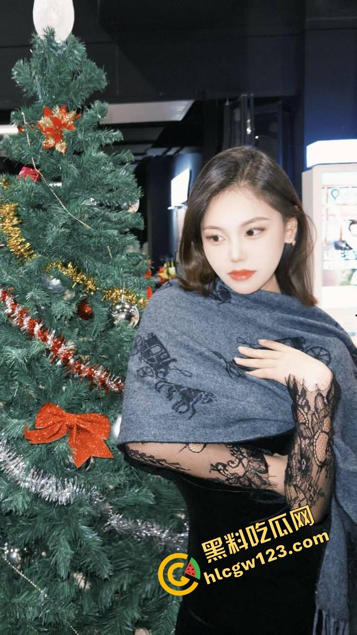 这游泳姿势教练是在床上教的？动作太熟练，一看就是下水前先上床,自由泳怎么越来越像自由用了!  第2张