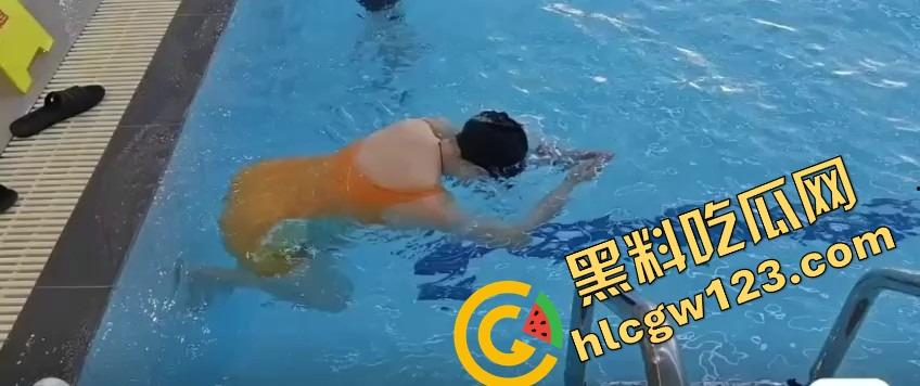 这游泳姿势教练是在床上教的？动作太熟练，一看就是下水前先上床,自由泳怎么越来越像自由用了!  第7张