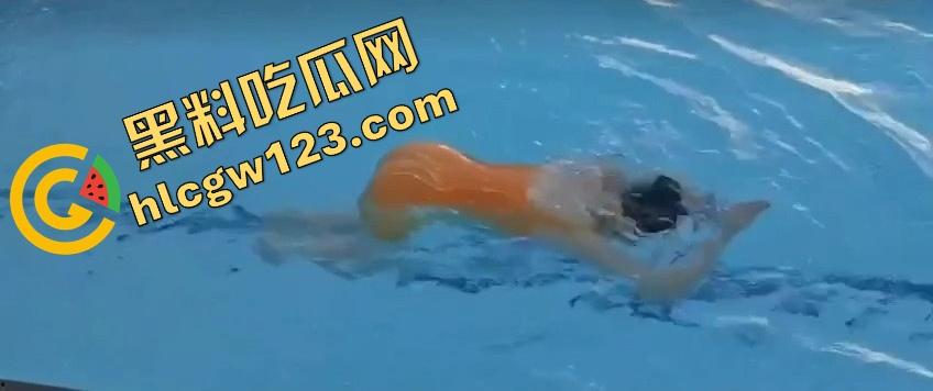 这游泳姿势教练是在床上教的？动作太熟练，一看就是下水前先上床,自由泳怎么越来越像自由用了!  第8张