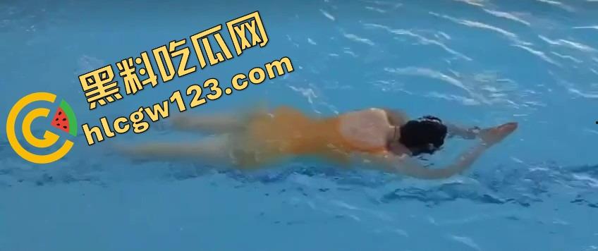 这游泳姿势教练是在床上教的？动作太熟练，一看就是下水前先上床,自由泳怎么越来越像自由用了!  第9张