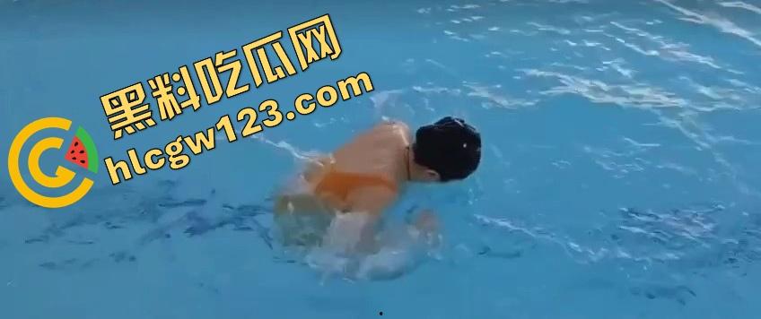 这游泳姿势教练是在床上教的？动作太熟练，一看就是下水前先上床,自由泳怎么越来越像自由用了!  第10张