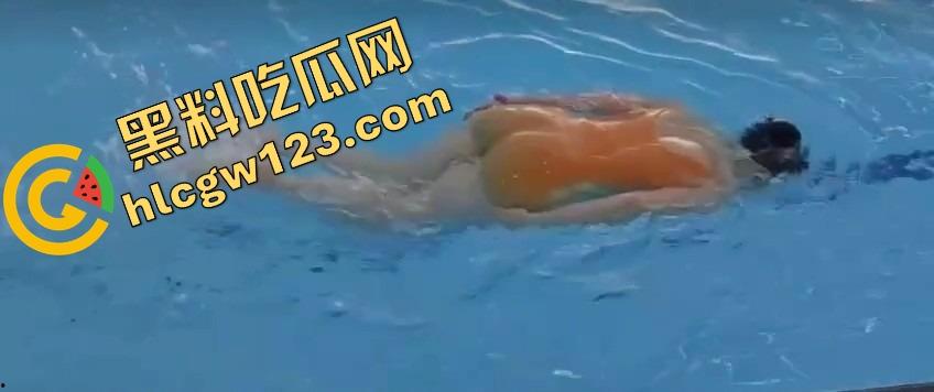 这游泳姿势教练是在床上教的？动作太熟练，一看就是下水前先上床,自由泳怎么越来越像自由用了!  第11张