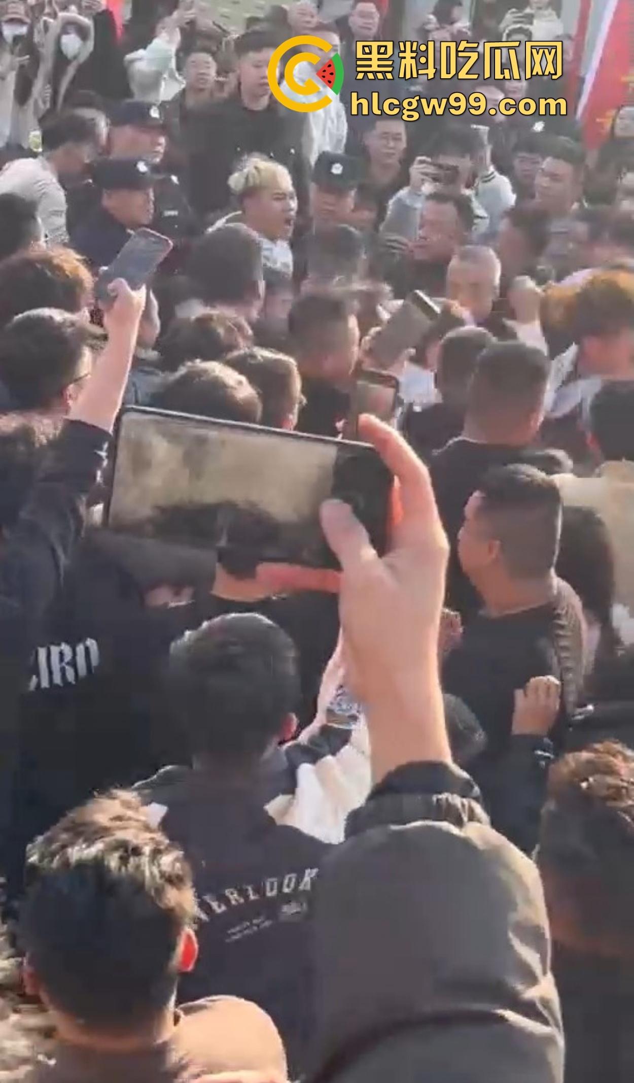 潮汕男子飙车狂言车300万撞死人保险赔，结果被英歌队打到脑震荡，现在出院嚷嚷黑势力又被围了！  第7张