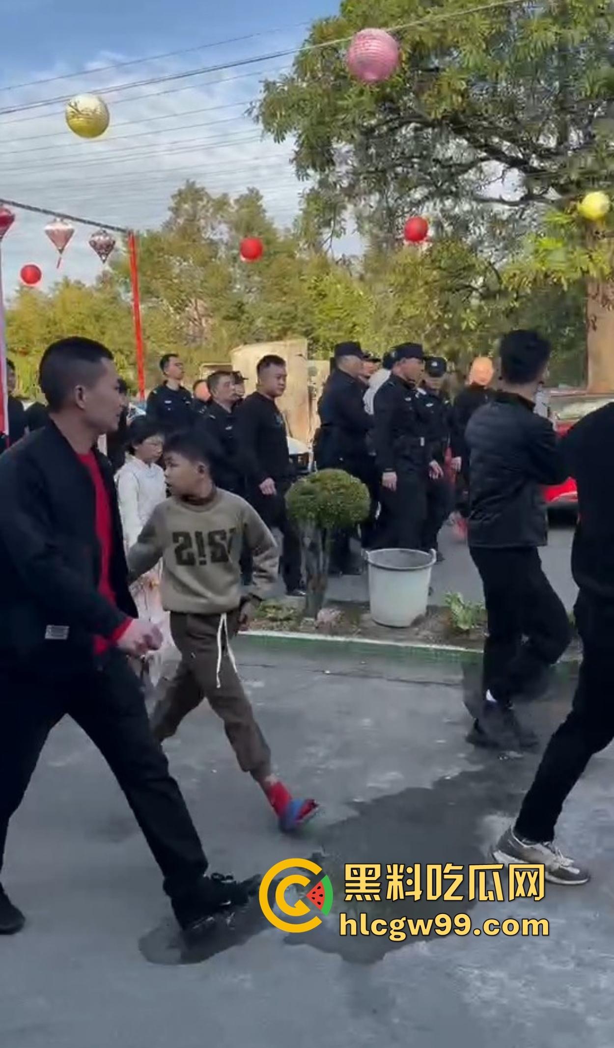 潮汕男子飙车狂言车300万撞死人保险赔，结果被英歌队打到脑震荡，现在出院嚷嚷黑势力又被围了！  第11张