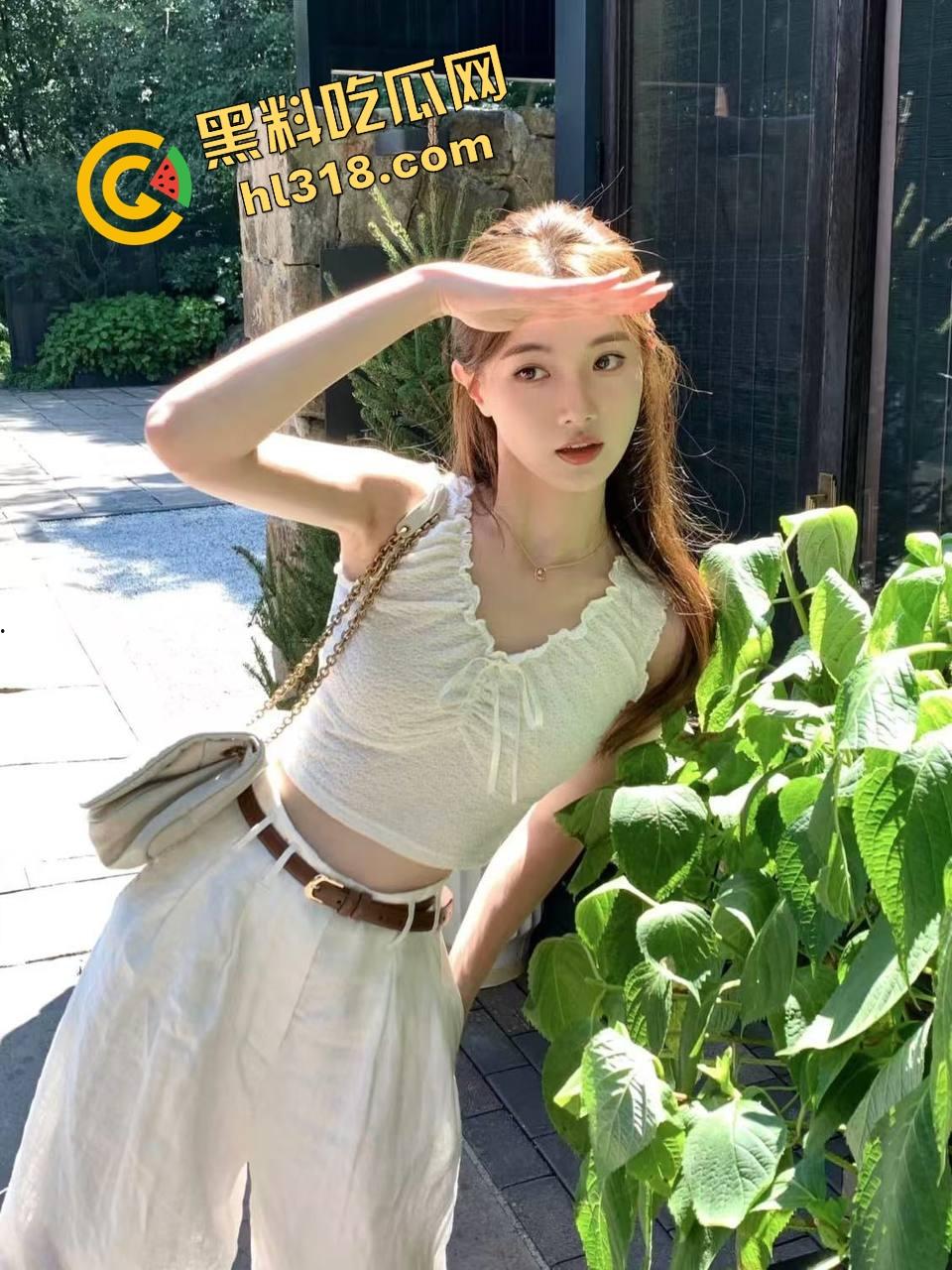 怪不得骚货都爱黑皮大鸡巴，巧克力从嘴到穴全都能用，反方向大黑棍插到翻白眼，这种花样谁不想试一试？  第1张