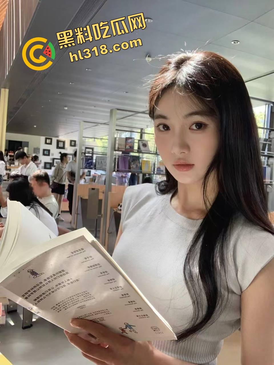 怪不得骚货都爱黑皮大鸡巴，巧克力从嘴到穴全都能用，反方向大黑棍插到翻白眼，这种花样谁不想试一试？  第2张