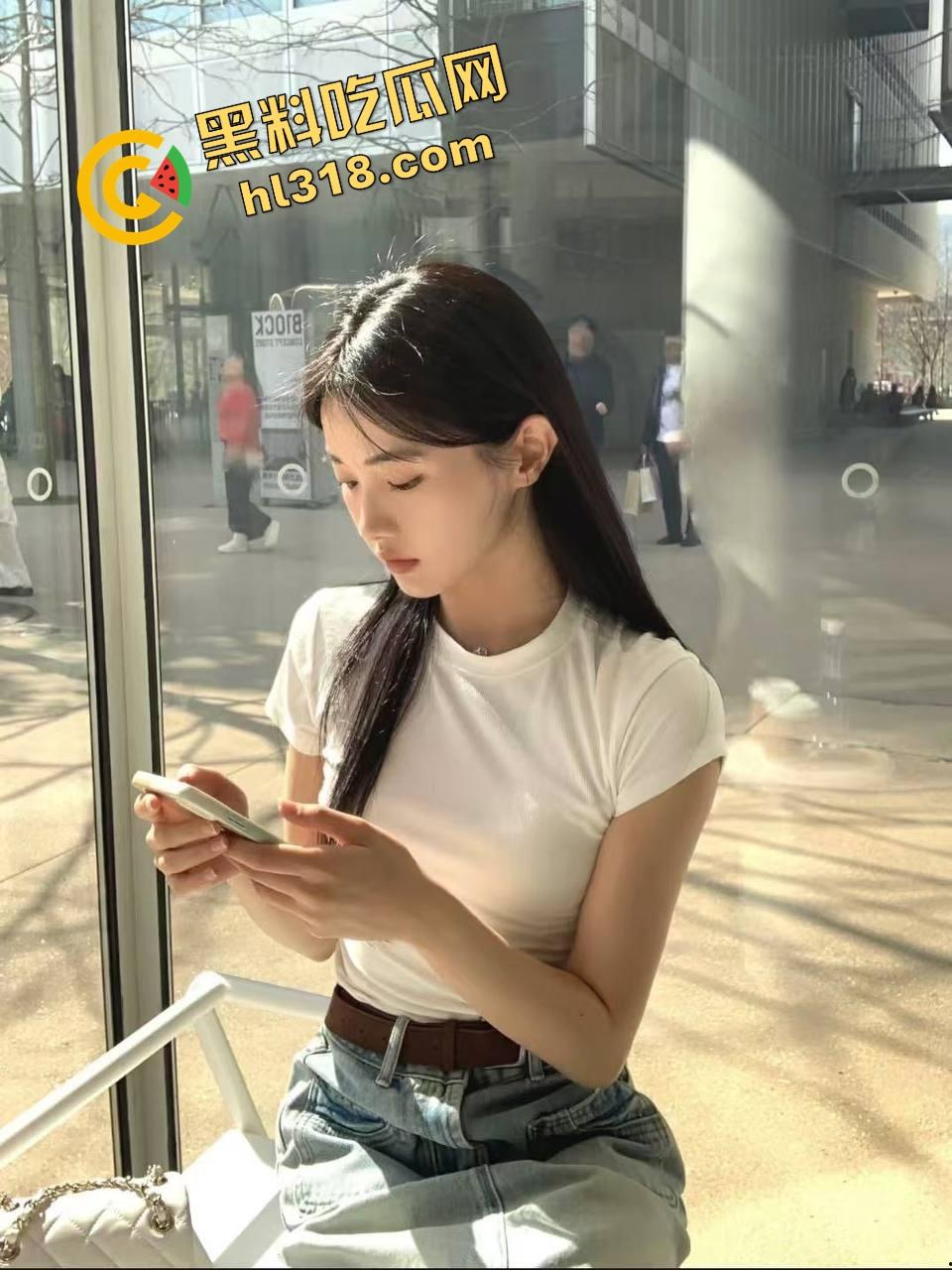 怪不得骚货都爱黑皮大鸡巴，巧克力从嘴到穴全都能用，反方向大黑棍插到翻白眼，这种花样谁不想试一试？  第3张