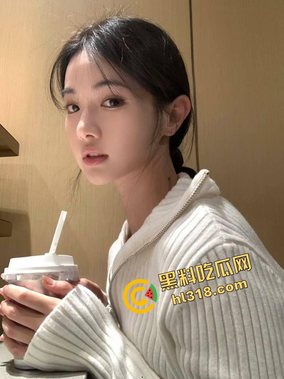 怪不得骚货都爱黑皮大鸡巴，巧克力从嘴到穴全都能用，反方向大黑棍插到翻白眼，这种花样谁不想试一试？  第5张