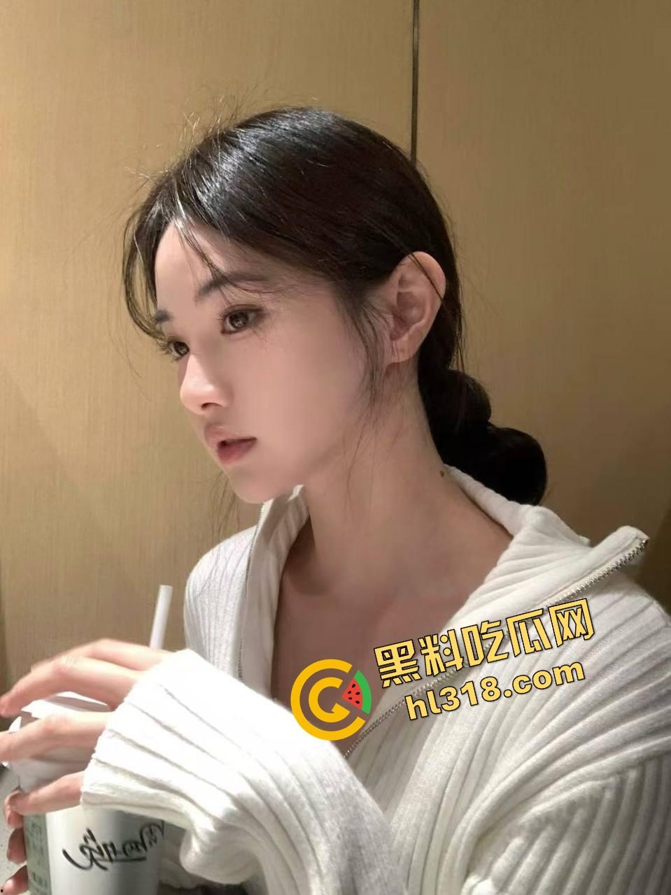 怪不得骚货都爱黑皮大鸡巴，巧克力从嘴到穴全都能用，反方向大黑棍插到翻白眼，这种花样谁不想试一试？  第6张