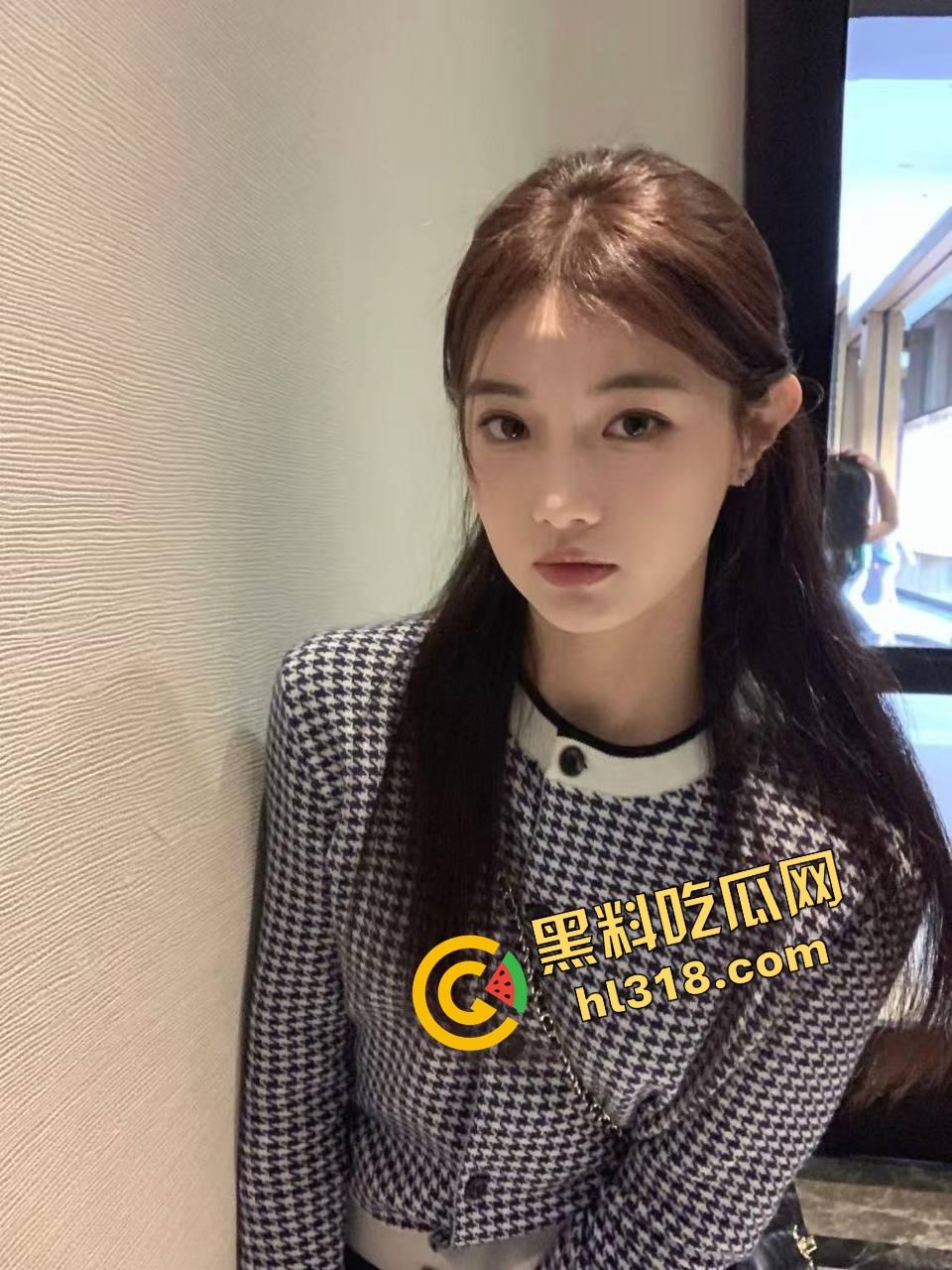 怪不得骚货都爱黑皮大鸡巴，巧克力从嘴到穴全都能用，反方向大黑棍插到翻白眼，这种花样谁不想试一试？  第7张