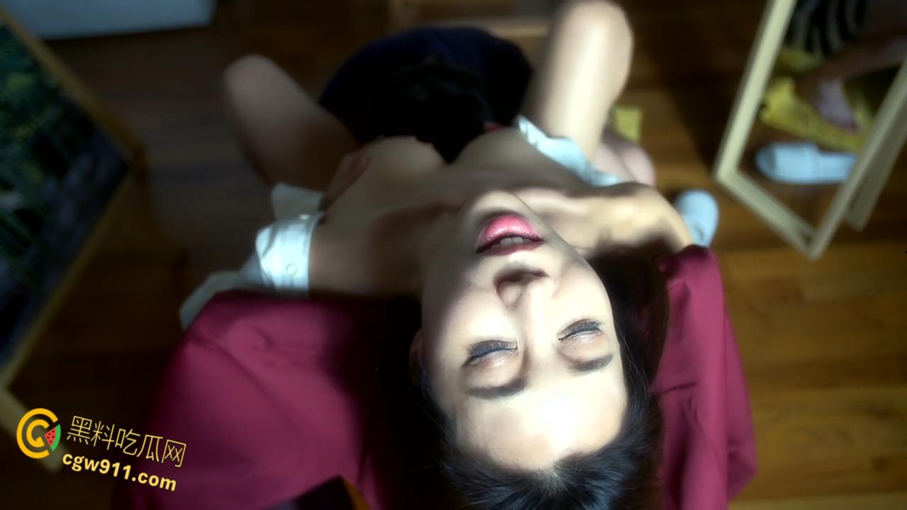 韩国三级片《妈妈的朋友2》，暑假邀约小伙惨遭偷家，饥渴少妇疯狂挑逗，厨房口交一直干到床上狂肏！  第6张