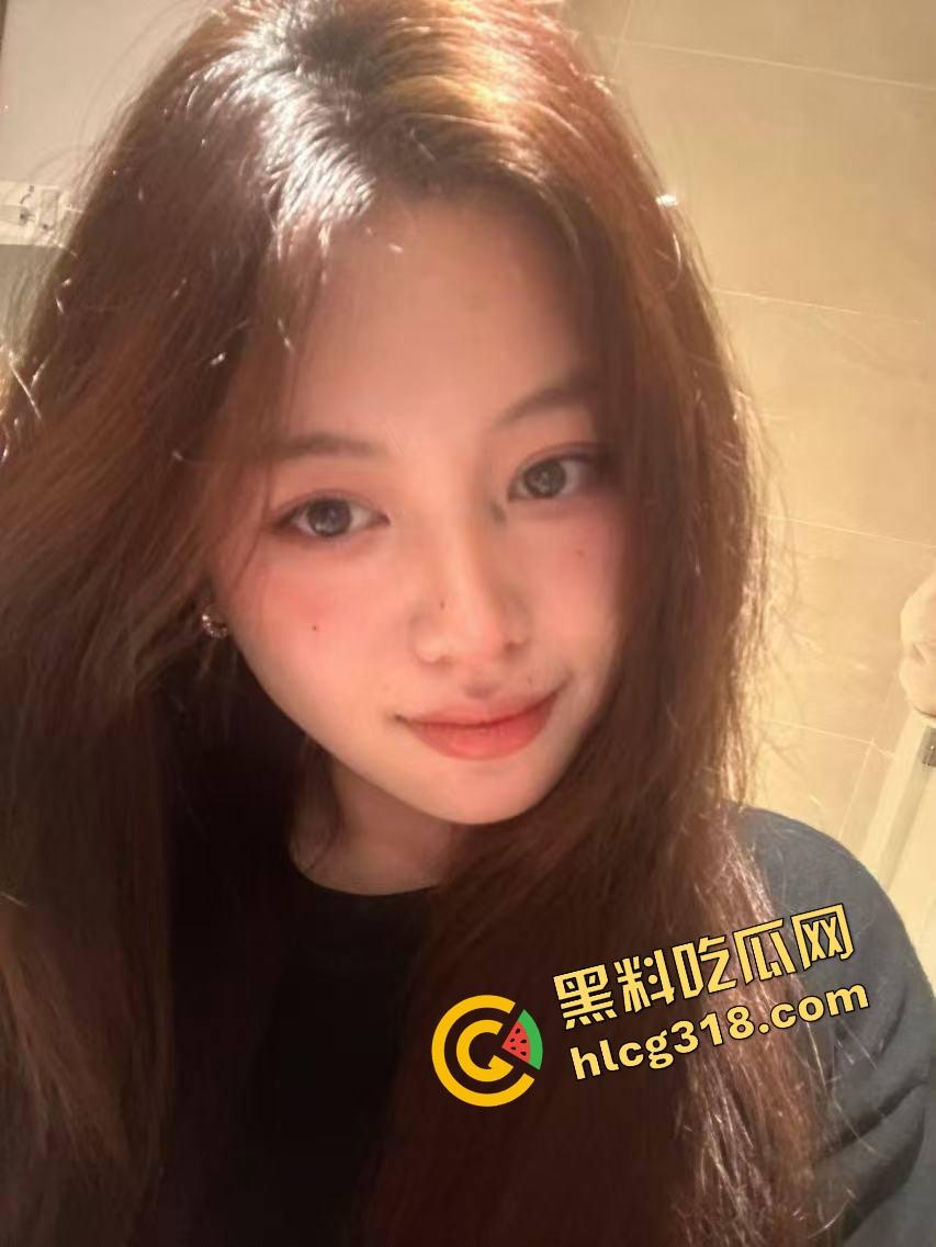 上海大神亲授骗炮秘籍，嘴皮一动把小黑丝JK00后妹子被哄得晕头转向，刚操完还甜笑着喝奶茶抽电子烟！  第5张