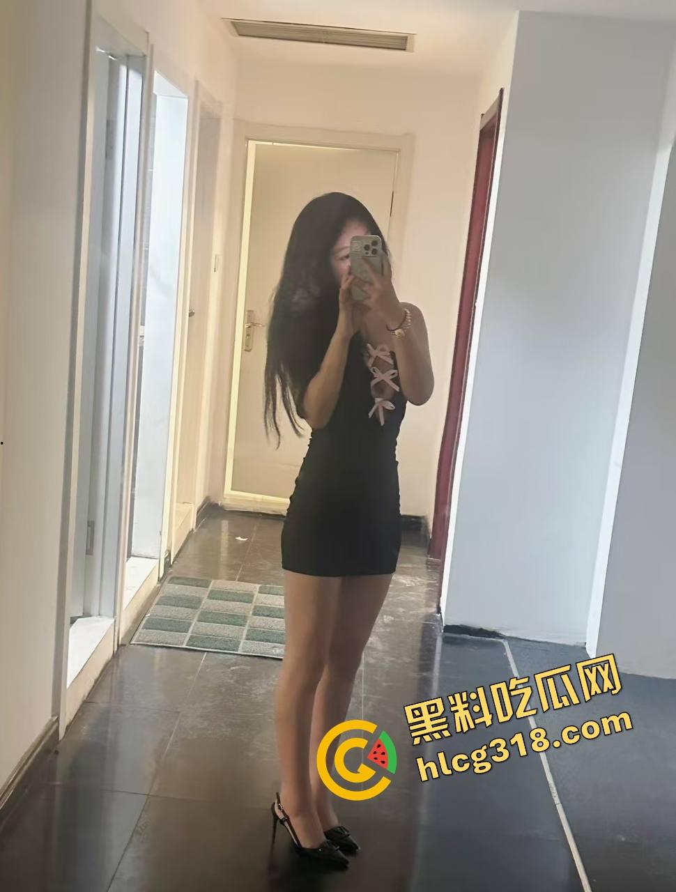 上海大神亲授骗炮秘籍，嘴皮一动把小黑丝JK00后妹子被哄得晕头转向，刚操完还甜笑着喝奶茶抽电子烟！  第6张