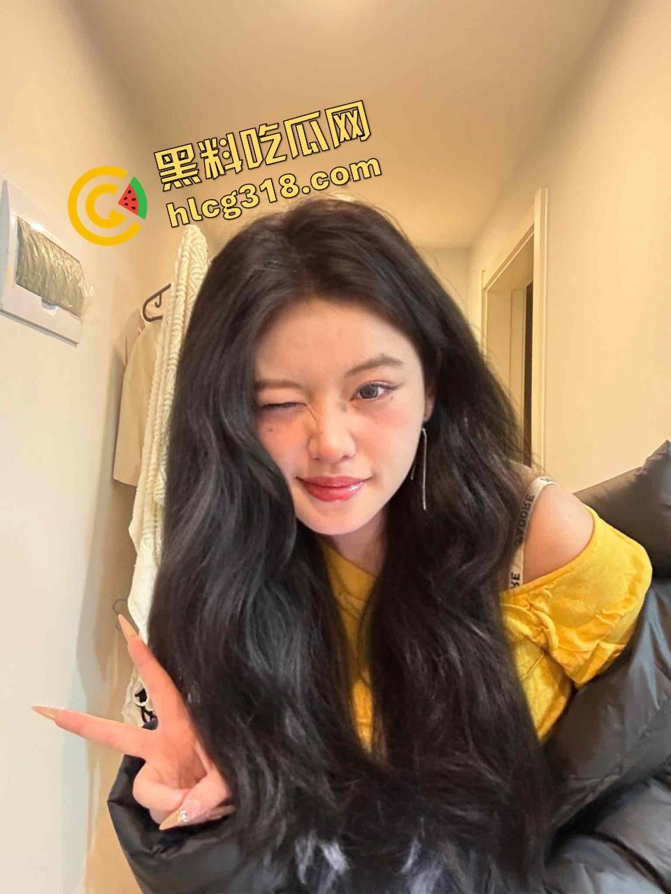 上海大神亲授骗炮秘籍，嘴皮一动把小黑丝JK00后妹子被哄得晕头转向，刚操完还甜笑着喝奶茶抽电子烟！  第8张