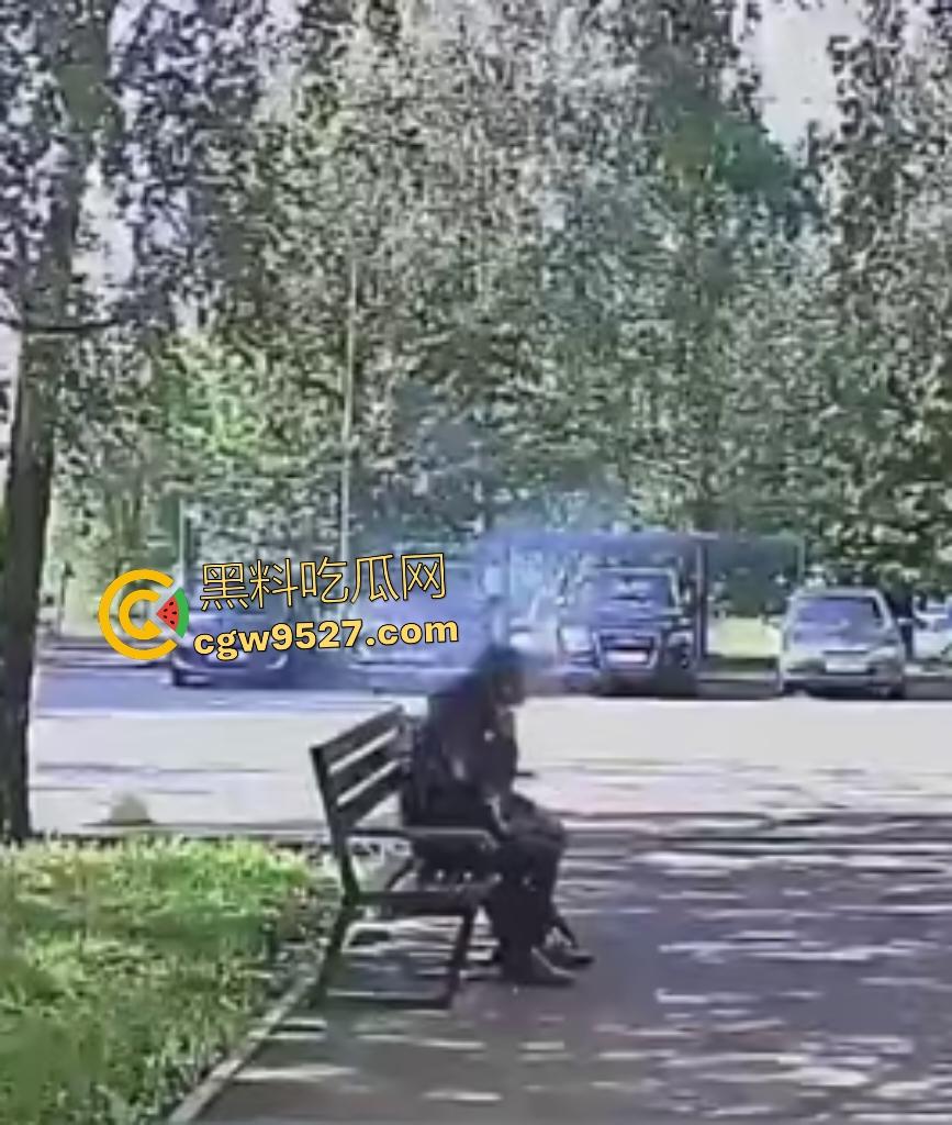 鞑靼斯坦醉汉香烟引火自焚！坐在长椅上烈焰布满全身，路人用毯子扑火救命仍烧伤80%！  第1张