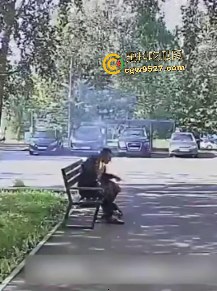 鞑靼斯坦醉汉香烟引火自焚！坐在长椅上烈焰布满全身，路人用毯子扑火救命仍烧伤80%！  第2张