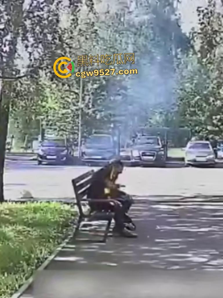 鞑靼斯坦醉汉香烟引火自焚！坐在长椅上烈焰布满全身，路人用毯子扑火救命仍烧伤80%！  第3张