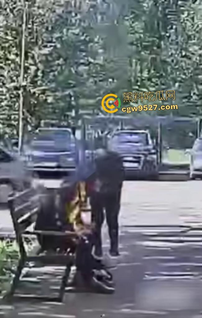 鞑靼斯坦醉汉香烟引火自焚！坐在长椅上烈焰布满全身，路人用毯子扑火救命仍烧伤80%！  第4张