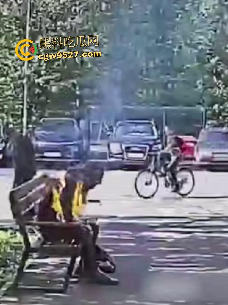 鞑靼斯坦醉汉香烟引火自焚！坐在长椅上烈焰布满全身，路人用毯子扑火救命仍烧伤80%！  第5张