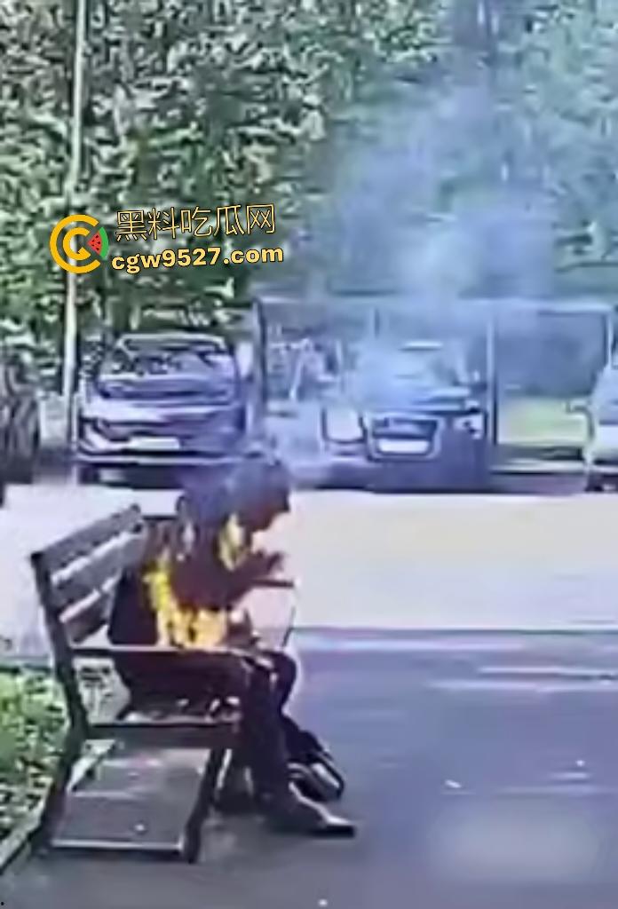 鞑靼斯坦醉汉香烟引火自焚！坐在长椅上烈焰布满全身，路人用毯子扑火救命仍烧伤80%！  第6张