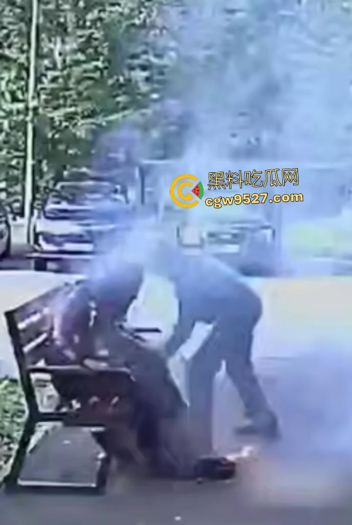 鞑靼斯坦醉汉香烟引火自焚！坐在长椅上烈焰布满全身，路人用毯子扑火救命仍烧伤80%！  第7张