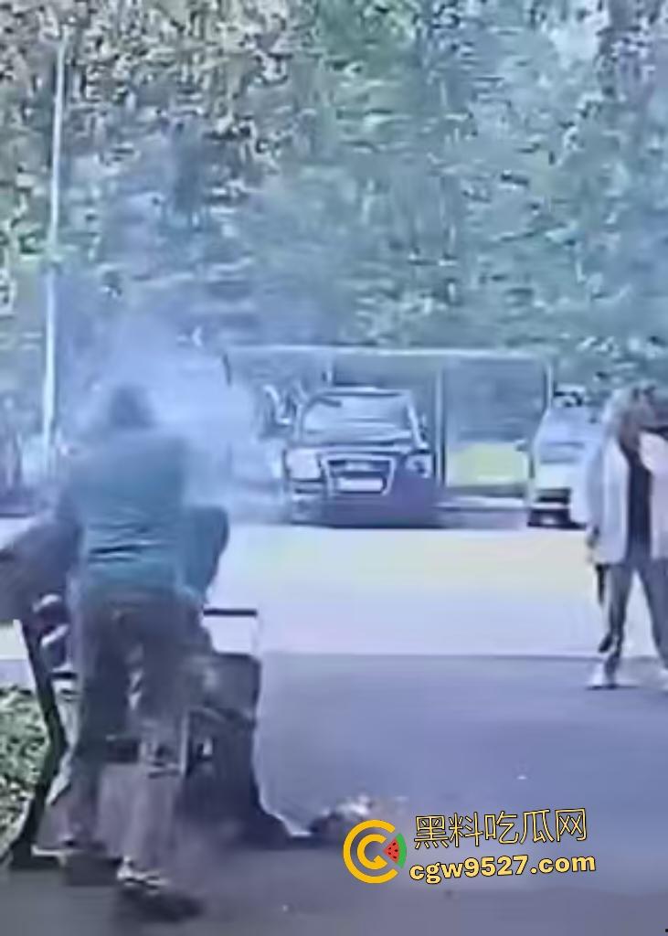 鞑靼斯坦醉汉香烟引火自焚！坐在长椅上烈焰布满全身，路人用毯子扑火救命仍烧伤80%！  第8张