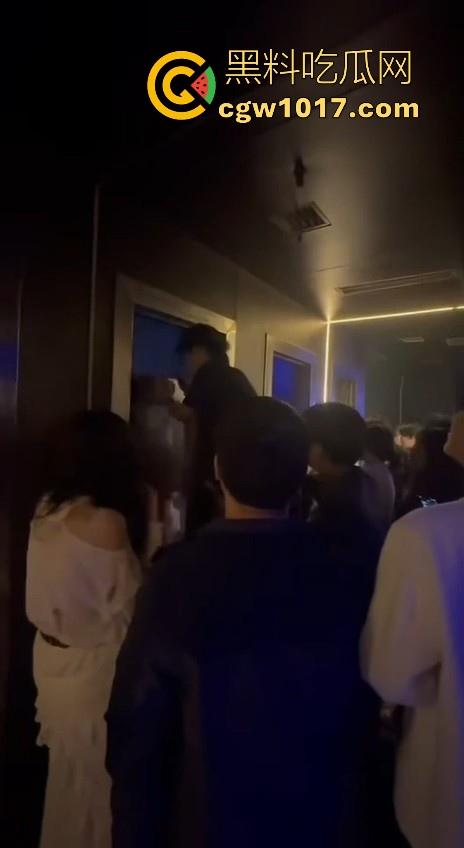 酒吧厕所准备做爱没想到门外确一堆人在偷拍，不是都这么热闹了里面这哥们一点没察觉吗？快点啊人家等着上厕所呢！  第6张