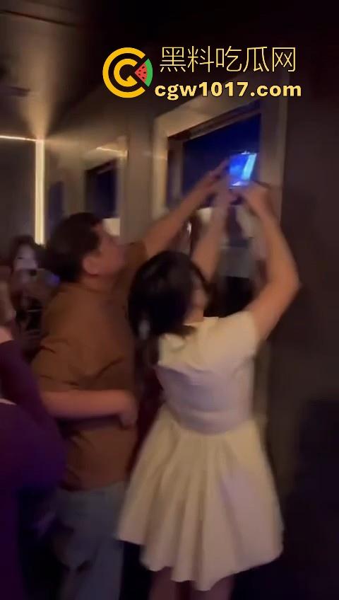 酒吧厕所准备做爱没想到门外确一堆人在偷拍，不是都这么热闹了里面这哥们一点没察觉吗？快点啊人家等着上厕所呢！  第8张