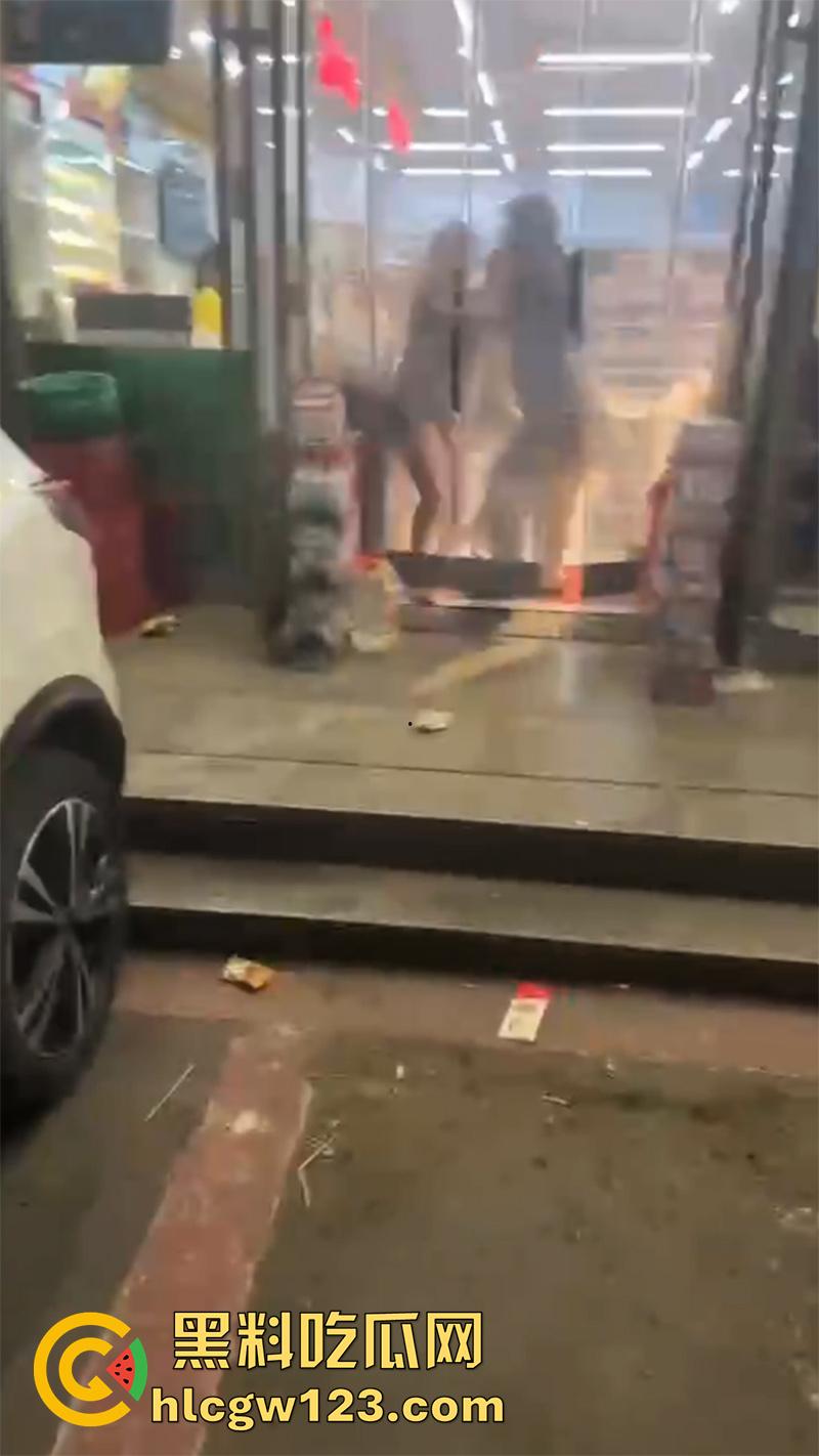 吉林长春精神小妹打架现场，一群社会青年围殴闺蜜，纹身小伙一旁录像加油，年纪轻轻不学好啊！  第1张