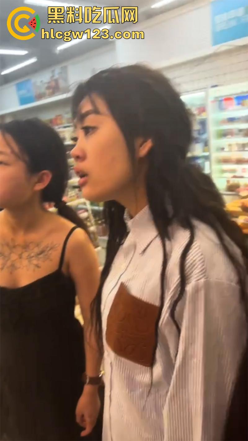 吉林长春精神小妹打架现场，一群社会青年围殴闺蜜，纹身小伙一旁录像加油，年纪轻轻不学好啊！  第3张