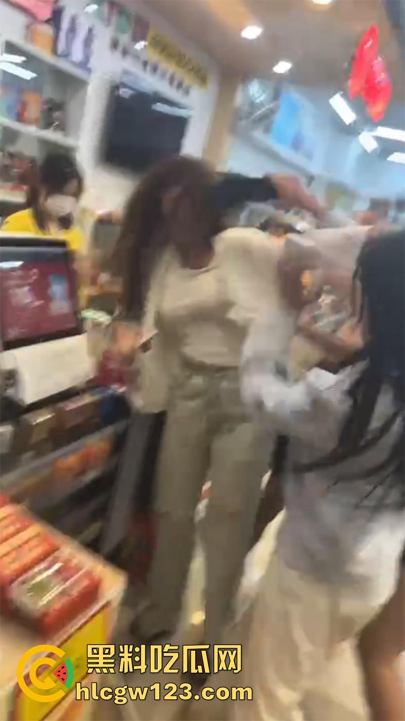 吉林长春精神小妹打架现场，一群社会青年围殴闺蜜，纹身小伙一旁录像加油，年纪轻轻不学好啊！  第6张