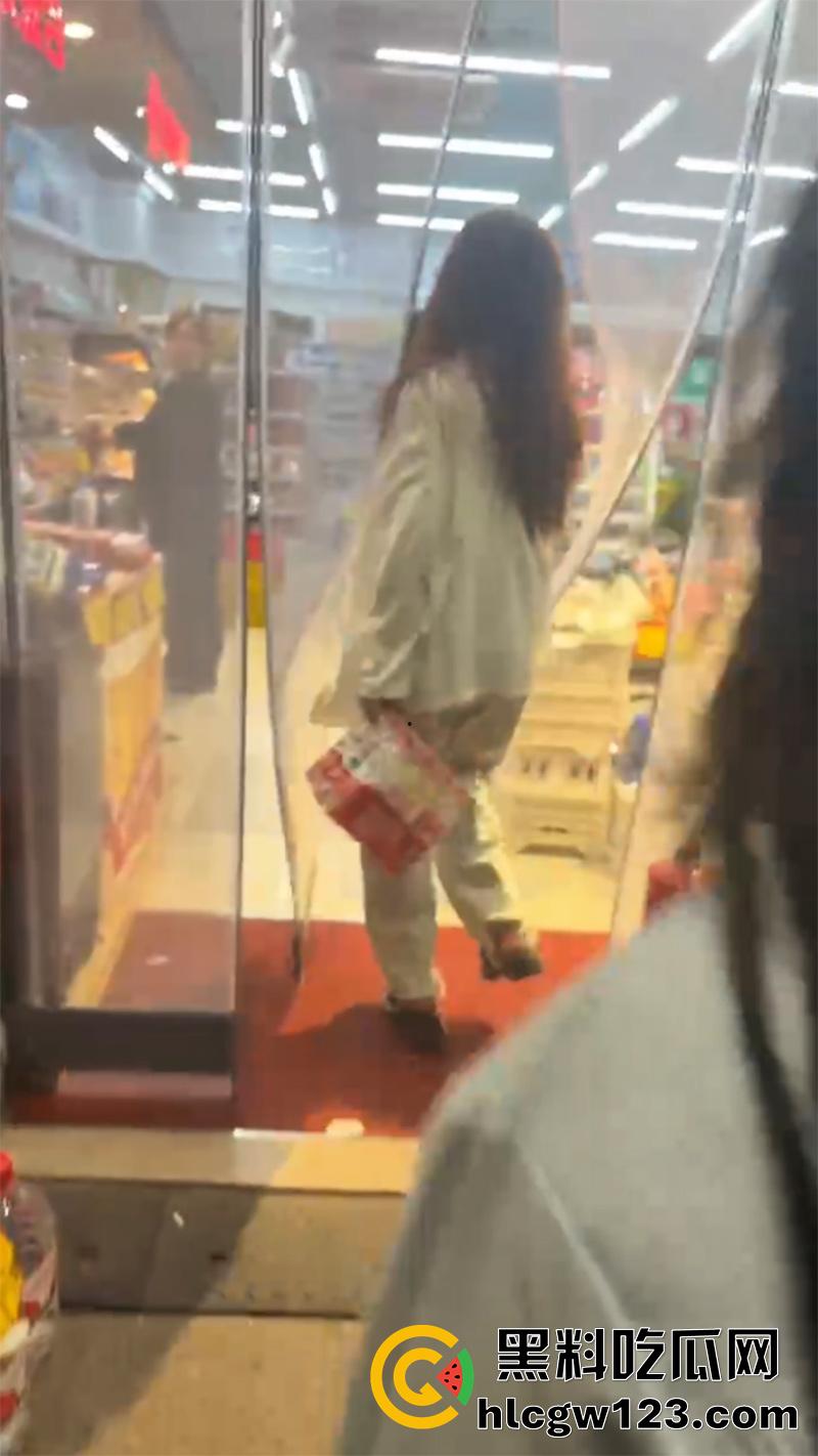 吉林长春精神小妹打架现场，一群社会青年围殴闺蜜，纹身小伙一旁录像加油，年纪轻轻不学好啊！  第7张