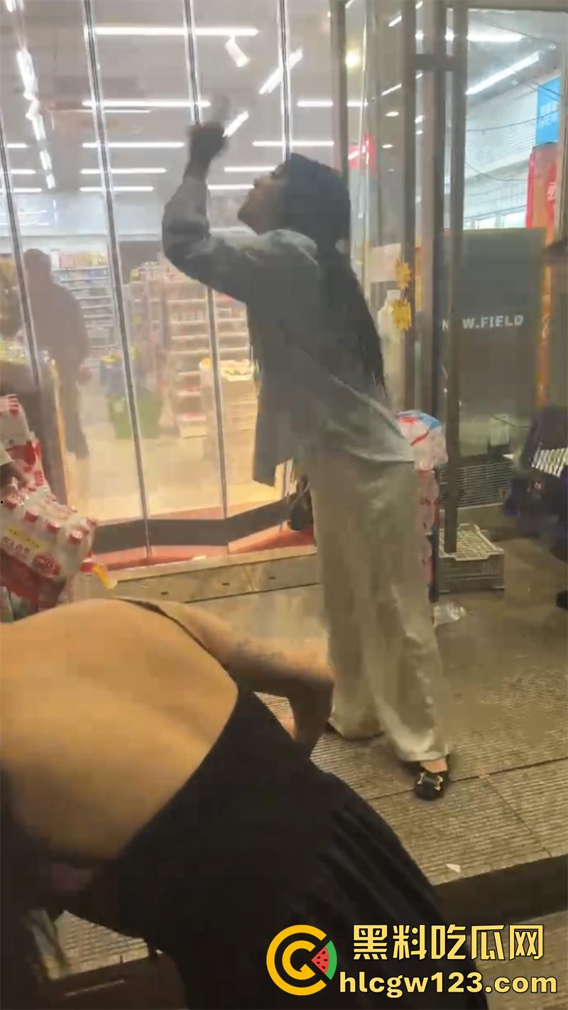 吉林长春精神小妹打架现场，一群社会青年围殴闺蜜，纹身小伙一旁录像加油，年纪轻轻不学好啊！  第8张