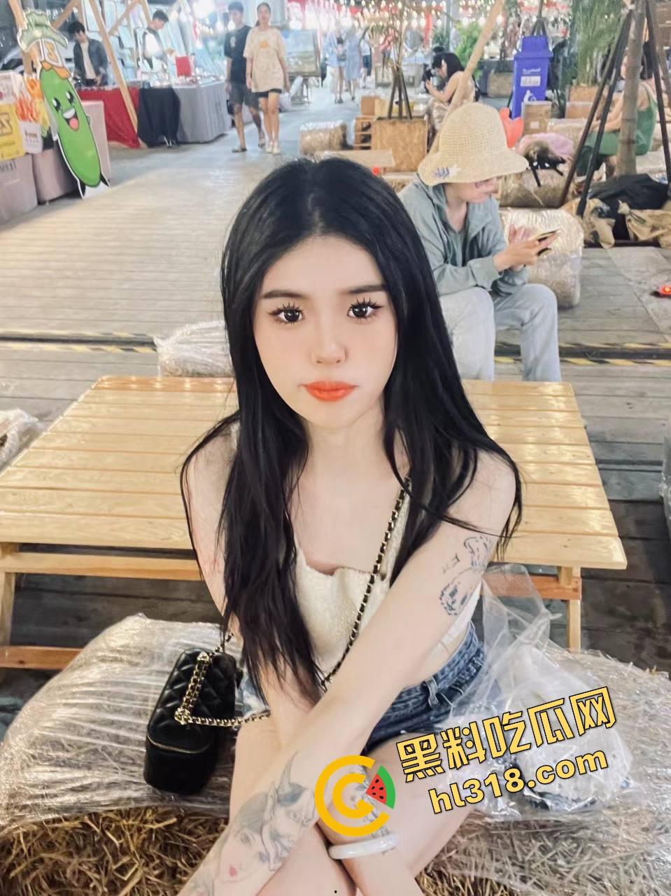 饭局咸猪手大哥一边吃一边抠逼，妹子敬酒嘴上炫啤酒，下面还被摸得湿成一片！  第1张