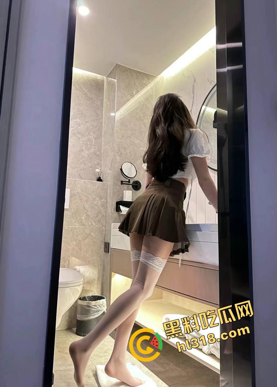 饭局咸猪手大哥一边吃一边抠逼，妹子敬酒嘴上炫啤酒，下面还被摸得湿成一片！  第2张