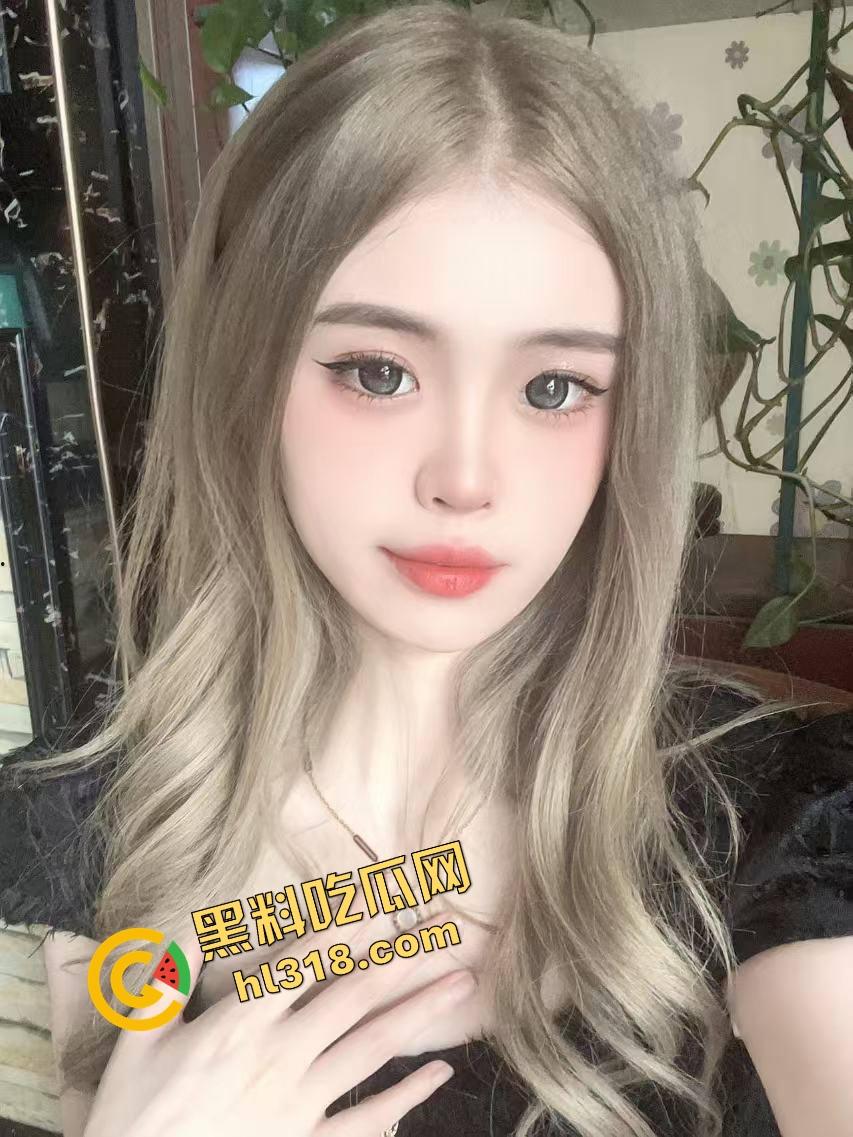 饭局咸猪手大哥一边吃一边抠逼，妹子敬酒嘴上炫啤酒，下面还被摸得湿成一片！  第4张