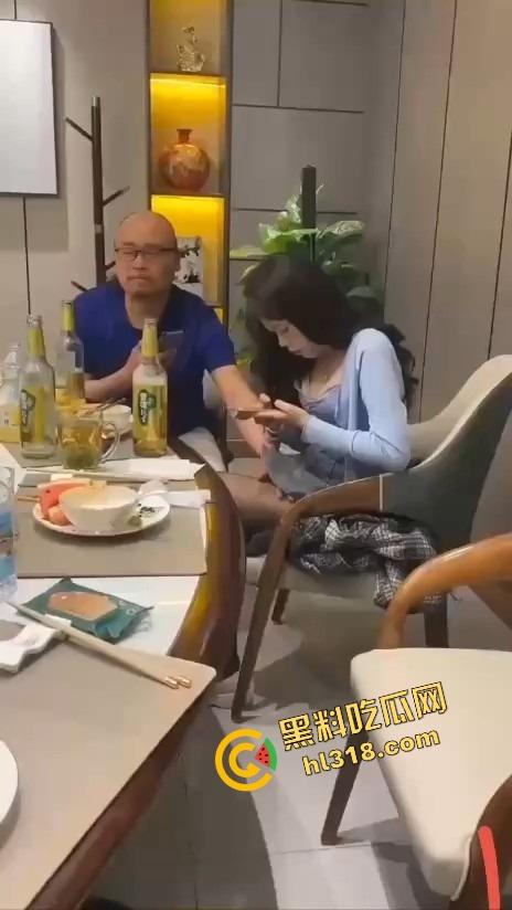 饭局咸猪手大哥一边吃一边抠逼，妹子敬酒嘴上炫啤酒，下面还被摸得湿成一片！  第7张