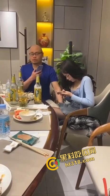 饭局咸猪手大哥一边吃一边抠逼，妹子敬酒嘴上炫啤酒，下面还被摸得湿成一片！  第8张