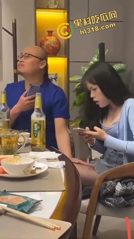 饭局咸猪手大哥一边吃一边抠逼，妹子敬酒嘴上炫啤酒，下面还被摸得湿成一片！  第9张